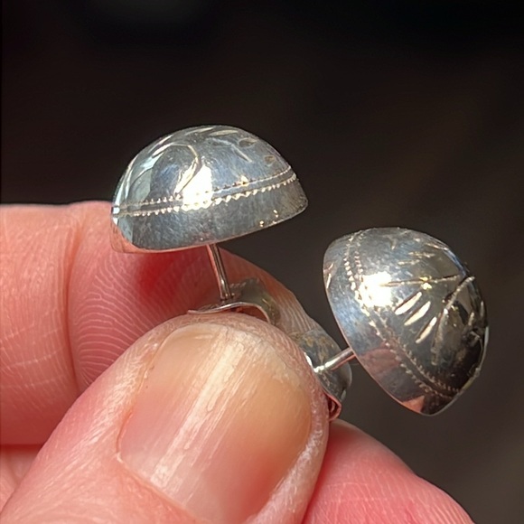 Vintage signed ND Native American etched sterling silver domed earrings - Picture 7 of 7
